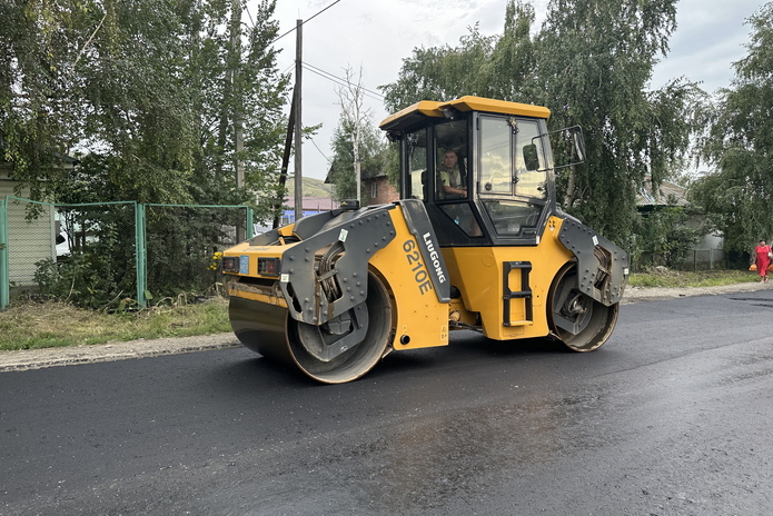 В поселке Красина начали укладывать новый асфальт на главной улице